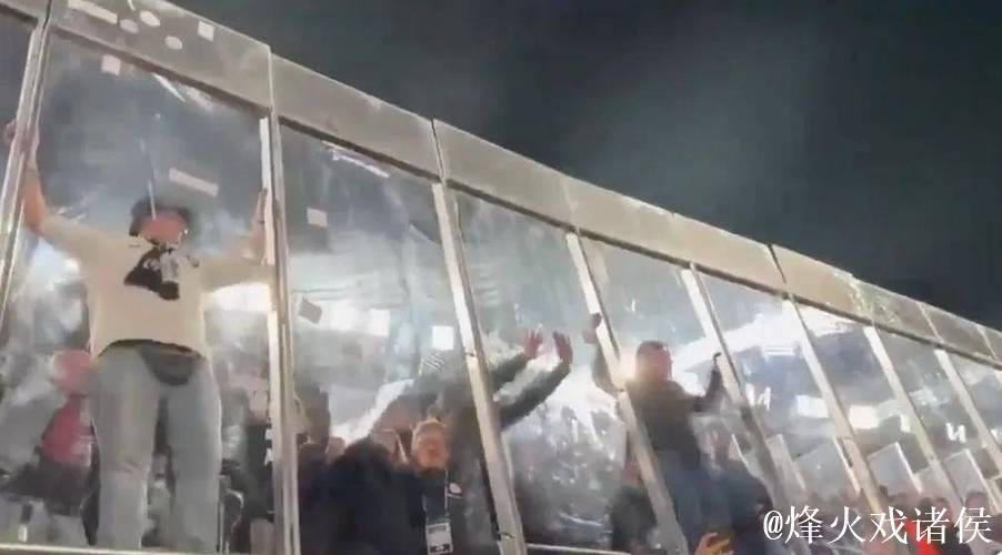 世体：法兰克福球迷在诺坎普制造骚乱，巴萨要求