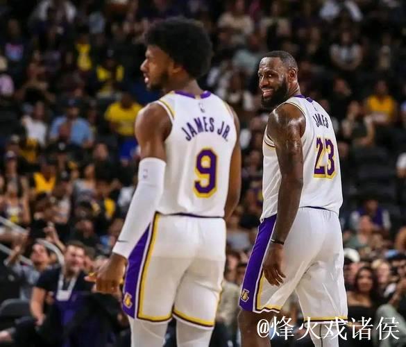 詹姆斯父子联手书写NBA历史新篇章! 詹姆斯父子联手书写NBA历史新篇章!